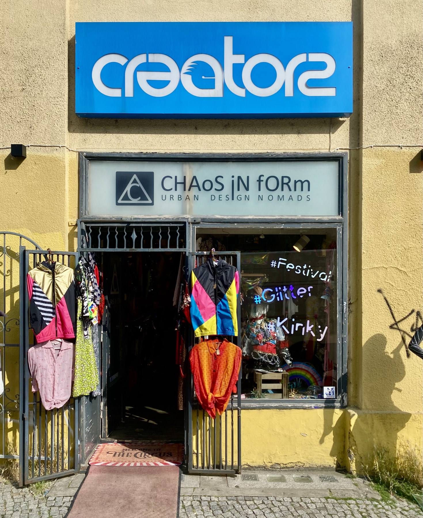 Neon-Colorblock Windbreaker am Eingang von CHAoS iN fORm