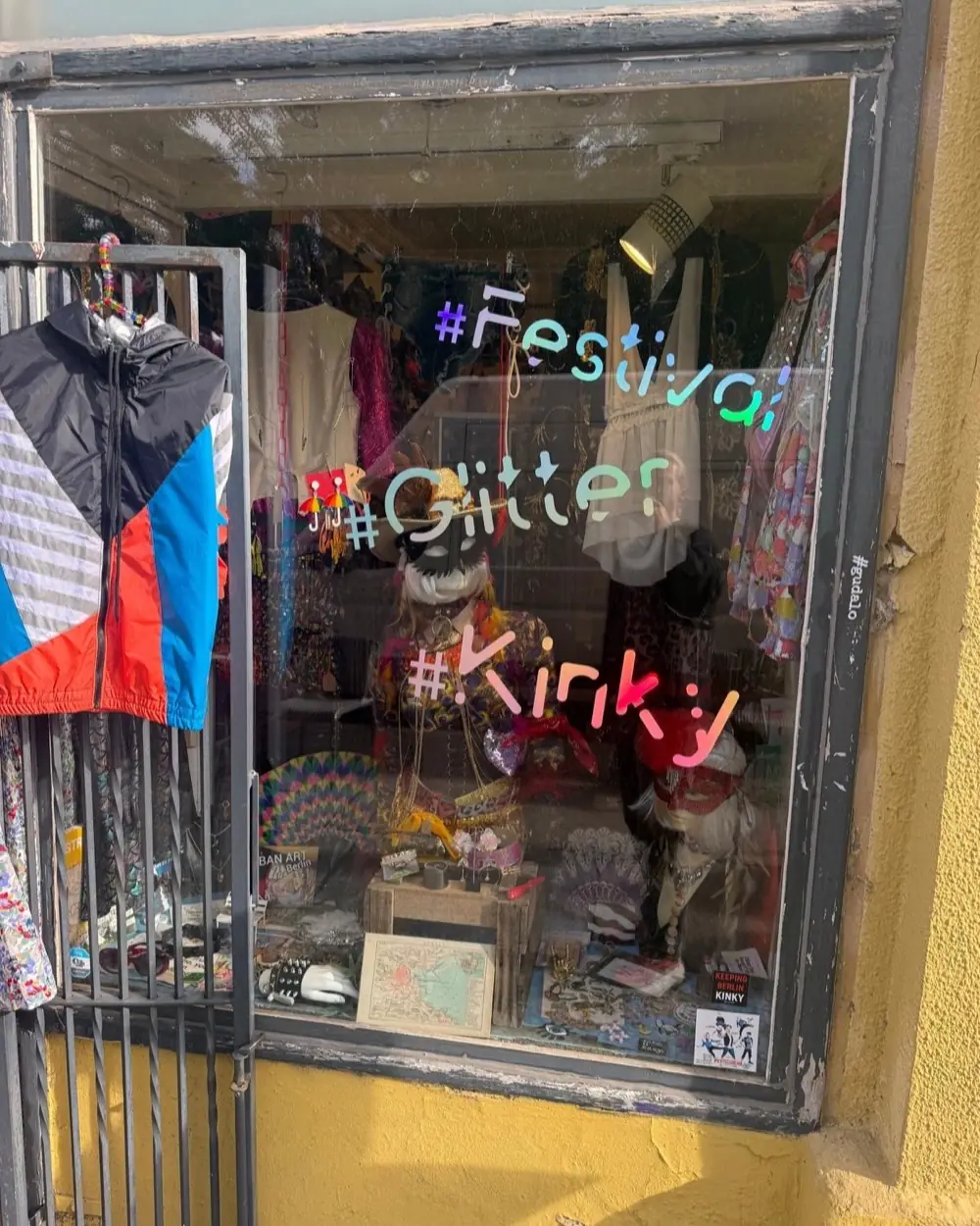 Schaufenster mit den Schriftzügen Festival, Glitter und Kinky