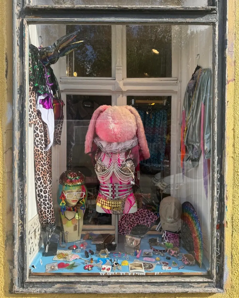 Schaufenster mit rosa Plüsch-Hasenkopf, Perlenketten, Leo-Looks und Accessoires