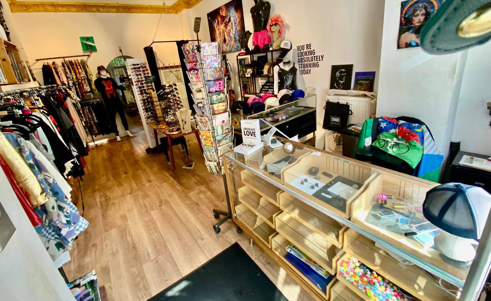 Kunst und Mode im Laden CHAoS iN fORm